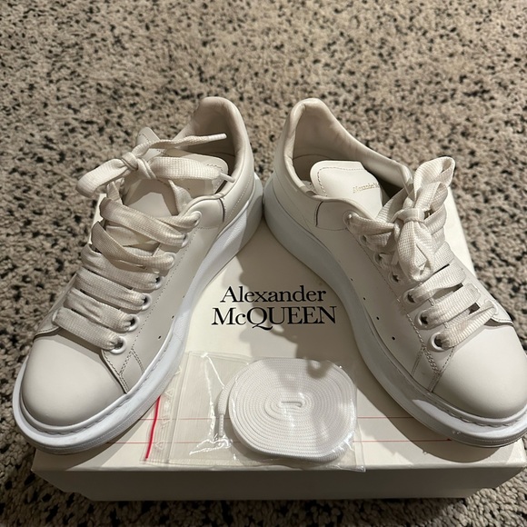 Alexander McQueen pelle sneakers. Worn twice and in excellent condition sz 37.5 - Picture 3 of 8